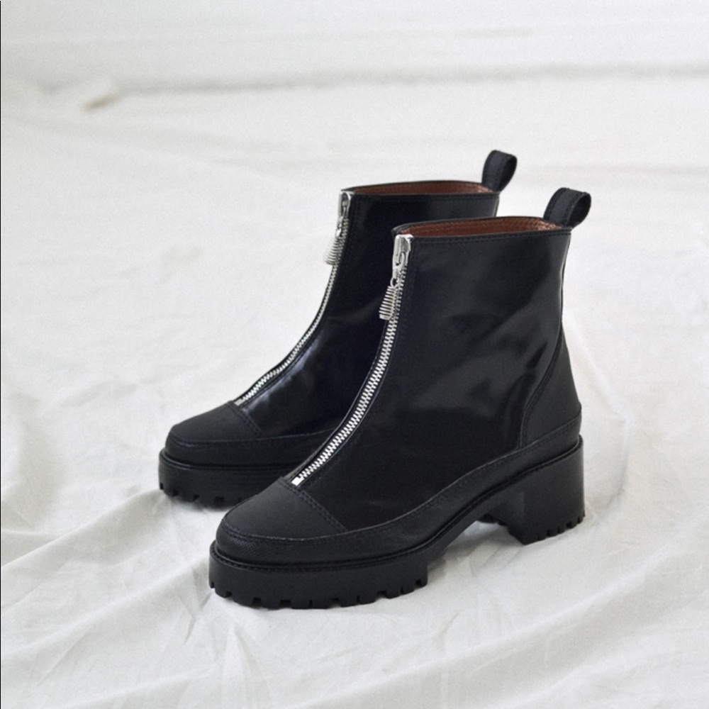 Nicole Saldana  black Chris boot
